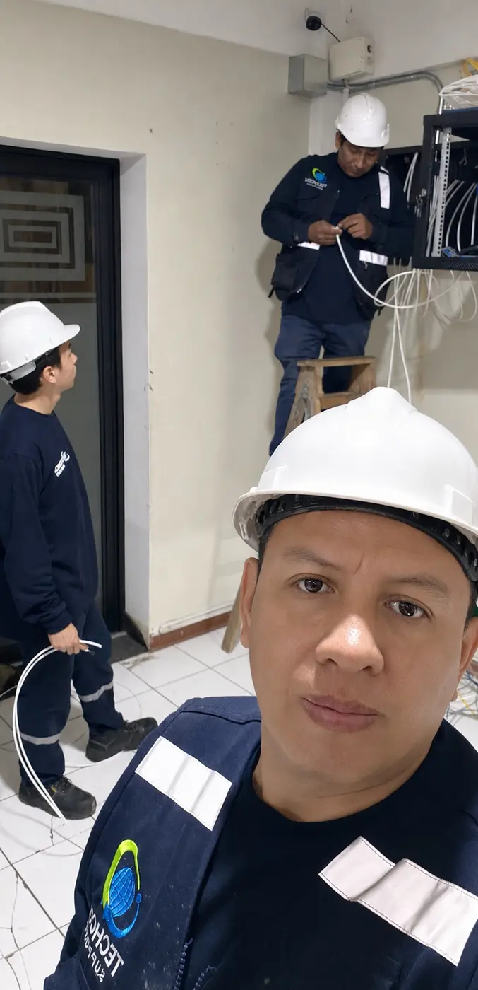 Equipo técnico en instalación